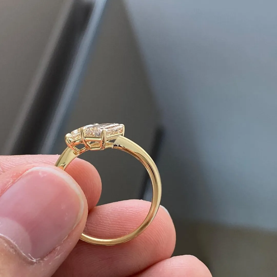 /public/photos/live/Toi et Moi Pear Cut & Emerald Moissanite Ring 528 (1).webp